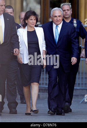 Dominique Strauss-Kahn et son épouse Anne Sinclair arrivant à la cour criminelle de New York, USA - 01.07.11 Banque D'Images