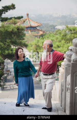 Vieux couple Walking in Jing Shan Park Banque D'Images