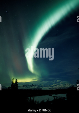 Superbe écran northern lights sur un arc de l'Alaska dont le mont McKinley Denali ou Chulitna River en premier plan Banque D'Images