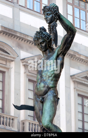 Italie, Toscane, Florence, Cellini's Statue en bronze de Persée tenant la tête de Méduse en Loggia della Signoria Banque D'Images