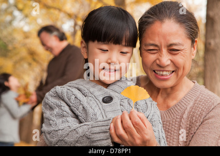 Les grands-parents et les petites-filles dans park Banque D'Images