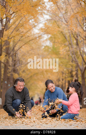 Les grands-parents et sa petite-fille jouant dans park Banque D'Images