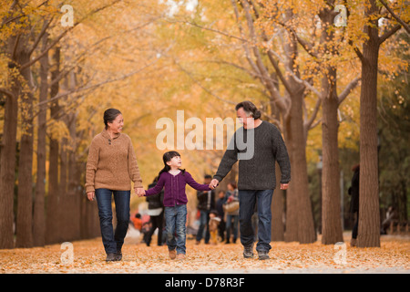 Les grands-parents et sa petite-fille jouant dans park Banque D'Images