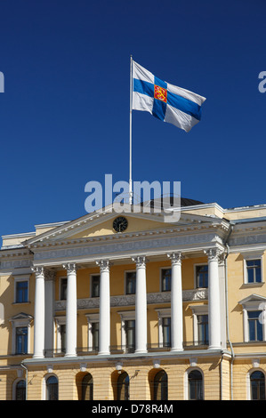 Le drapeau de la Finlande en survolant le Palais du Gouvernement par la place du Sénat à Helsinki. Banque D'Images