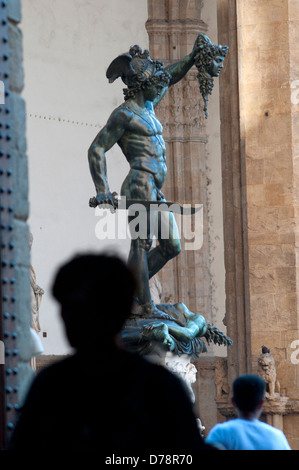 Italie, Toscane, Florence, Cellini's Statue en bronze de Persée tenant la tête de Méduse en Loggia della Signoria Banque D'Images