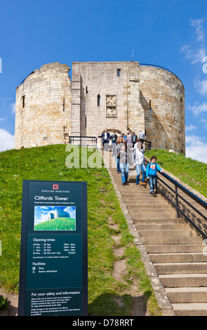 Touristes descendant les marches de la Tour de Clifford l'ancien donjon du château York North Yorkshire Angleterre Royaume-Uni GB Europe Banque D'Images