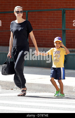 Heidi Klum et Johan Samuel Heidi Klum marcher avec ses enfants et sa mère dans Soho New York City, USA - 29.06.11 Banque D'Images