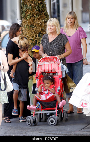 Henry Samuel, Heidi Klum, Laurent Samuel, Erna Klum et Lou Samuel Heidi Klum marcher avec ses enfants et sa mère à Soho New Banque D'Images