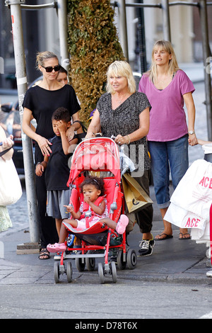 Henry Samuel, Heidi Klum, Laurent Samuel, Erna Klum et Lou Samuel Heidi Klum marcher avec ses enfants et sa mère à Soho New Banque D'Images