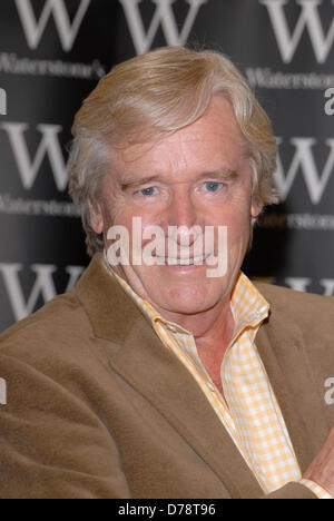 (Dossier Photos) Projet de loi / William Roache (aka Ken Barlow à Coronation Street) qui a été arrêté aujourd'hui (1er mai 2013) photographiée à un livre signature pour son autobiographie "soul dans la rue en 2007 à Waterstones, Bluewater, Greenhithe, Kent, UK 9 Octobre 2007 Crédit : Ben Recteur/Alamy Live News Banque D'Images