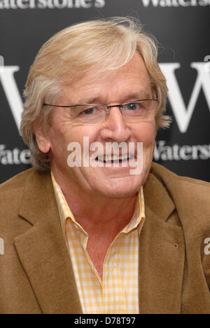 (Dossier Photos) Projet de loi / William Roache (aka Ken Barlow à Coronation Street) qui a été arrêté aujourd'hui (1er mai 2013) photographiée à un livre signature pour son autobiographie "soul dans la rue en 2007 à Waterstones, Bluewater, Greenhithe, Kent, UK 9 Octobre 2007 Crédit : Ben Recteur/Alamy Live News Banque D'Images