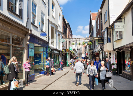 Swiss Village dans la ville de York est une rue commerçante animée, le centre-ville de York North Yorkshire England UK GO Europe Banque D'Images