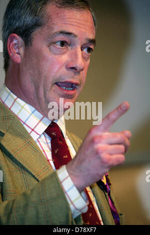 Holt, Norfolk, Royaume-Uni. 1er mai 2013. Nigel Farage, chef du Parti pour l'indépendance du Royaume-Uni, en conversation Holt, Norfolk, dans le cadre d'un coup de sifflet-stop série de conférences à venir des élections locales. Crédit : Tim James/La Galerie gris / Alamy Live News Banque D'Images