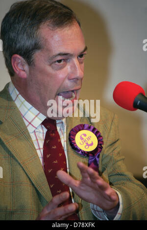 Holt, Norfolk, Royaume-Uni. 1er mai 2013. Nigel Farage, chef du Parti pour l'indépendance du Royaume-Uni, en conversation Holt, Norfolk, dans le cadre d'un coup de sifflet-stop série de conférences à venir des élections locales. Crédit : Tim James/La Galerie gris / Alamy Live News Banque D'Images