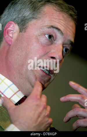 Holt, Norfolk, Royaume-Uni. 1er mai 2013. Nigel Farage, chef du Parti pour l'indépendance du Royaume-Uni, en conversation Holt, Norfolk, dans le cadre d'un coup de sifflet-stop série de conférences à venir des élections locales. Crédit : Tim James/La Galerie gris / Alamy Live News Banque D'Images