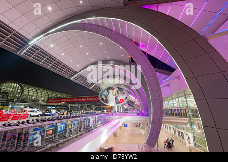 L'architecture moderne au Terminal 3 à l'Aéroport International de Dubaï Émirats Arabes Unis Banque D'Images