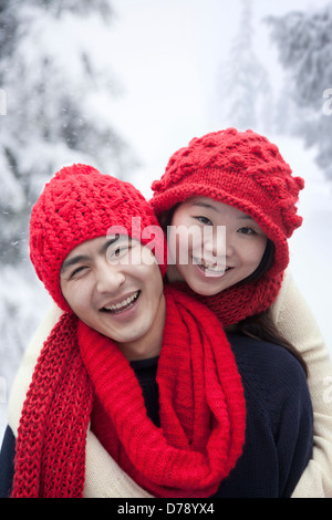 Jeune couple dans la neige Banque D'Images