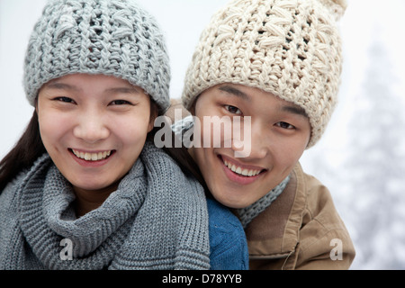 Jeune couple dans la neige Banque D'Images