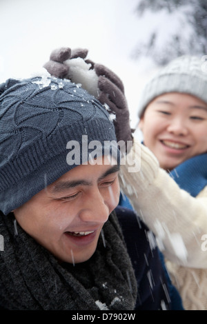 Young Couple having a snowball Fight Banque D'Images