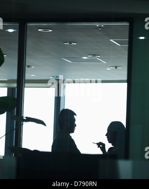 Deux co-workers talking in office Banque D'Images