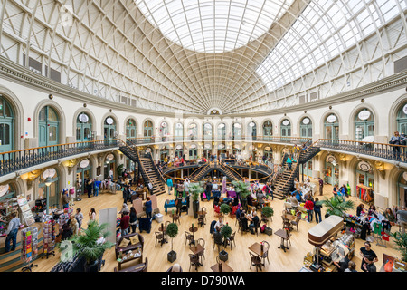 Magasins, restaurants et étals du marché du samedi, le Corn Exchange, Leeds, West Yorkshire, Royaume-Uni Banque D'Images