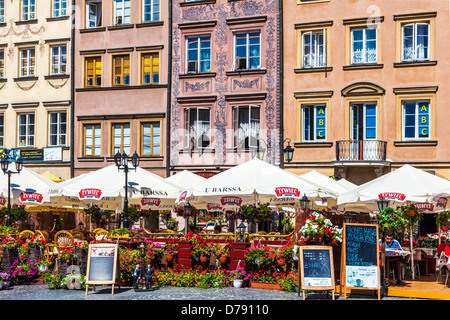 Terrasses de bars et restaurants à Stary Rynek, la Place du marché de la vieille ville de Varsovie, Pologne. Banque D'Images