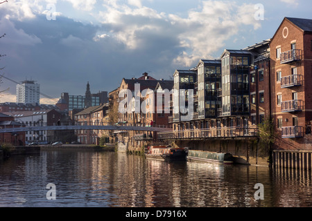 Appartements sur la rivière Aire près du centre-ville, Leeds, West Yorkshire, Royaume-Uni Banque D'Images