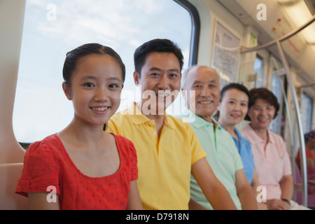 Famille assis dans le métro, portrait Banque D'Images