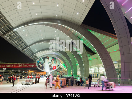 L'architecture moderne au Terminal 3 à l'Aéroport International de Dubaï Émirats Arabes Unis Banque D'Images