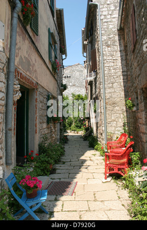 Vieille rue étroite et dans une ville en Croatie. pavées de galets de pierres. Banque D'Images