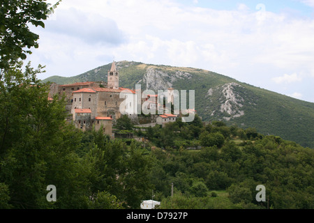 Ancien village sur le haut de la montagne, Croatie Banque D'Images