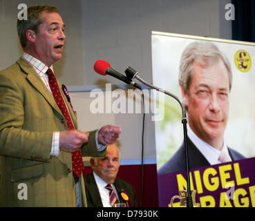 Holt, Norfolk, Royaume-Uni. 1er mai 2013. Nigel Farage, chef du Parti pour l'indépendance du Royaume-Uni, en conversation Holt, Norfolk, dans le cadre d'un coup de sifflet-stop série de conférences à venir des élections locales. Crédit : Tim James/La Galerie gris / Alamy Live News Banque D'Images