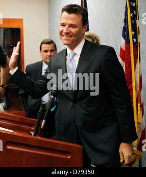 Le procureur de district adjoint David Walgren vagues pendant qu'il part d'une conférence de presse à l'intérieur du district attorney's office au Banque D'Images