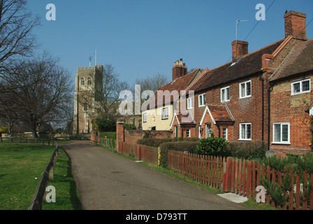 Une voie dans le village de Cardington menant à l'église St Mary, une rangée de vieilles maisons en terrasse sur le droit Banque D'Images