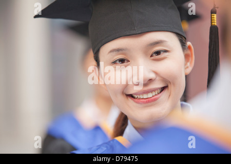 Close Up of Female Graduate Student Standing in a Row de diplômés Banque D'Images