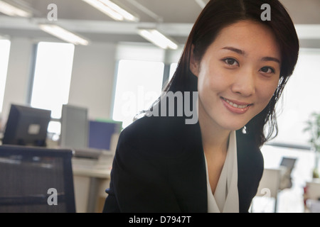 Portrait of smiling young businesswoman au bureau Banque D'Images