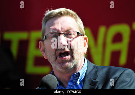 Londres, Royaume-Uni. 1er mai 2013. Démonstration du premier mai. Trafalgar Square. Len McCluskey, Secrétaire général de l'Union européenne unissent Banque D'Images