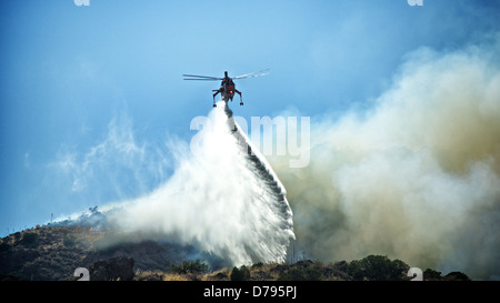 Un hélicoptère de lutte contre les incendies de forêt du sud de la Californie un douses au nord de Los Angeles. Banque D'Images