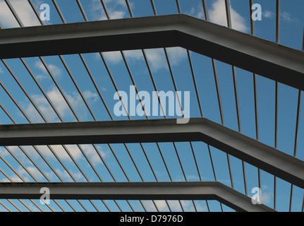 Les poutres en acier de toit ouvert montrant blue sky Banque D'Images