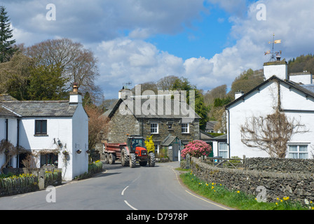 Tracteur et remorque dans le village de près de Sawrey, Parc National de Lake District, Cumbria, Angleterre, Royaume-Uni Banque D'Images