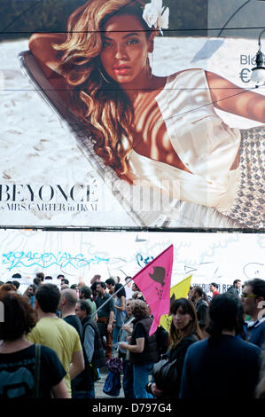 Milan, Italie - 1 mai 2013 : passer par un H&M annonce au cours des célébrations du Premier Mai à Milan où des milliers de personnes se rassemblent pour célébrer le jour de mai et pour protester contre les mesures d'austérité.. Credit : Piero Cruciatti / Alamy Live News Banque D'Images