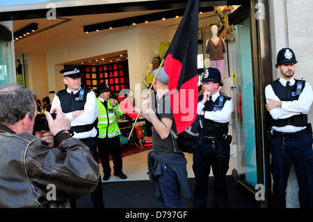 Manifestants devant United Colors of Benetton boutique dans Oxford Street, London, UK Banque D'Images