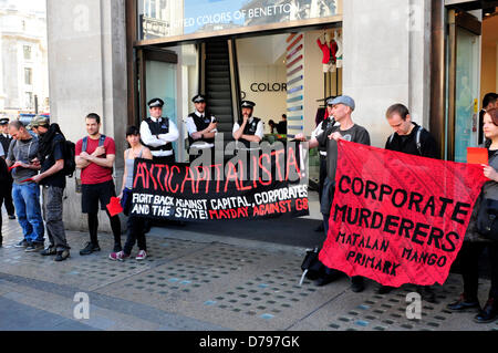 Les manifestants avec banderoles à l'extérieur de United Colors of Benetton, centre de Londres, UK Banque D'Images