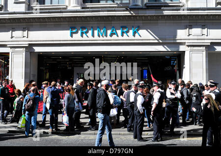 Manifestants devant Primark dans Oxford Street, London, UK Banque D'Images