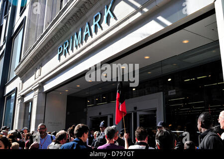 Manifestants devant un Primark store dans le centre de Londres, au Royaume-Uni. Banque D'Images