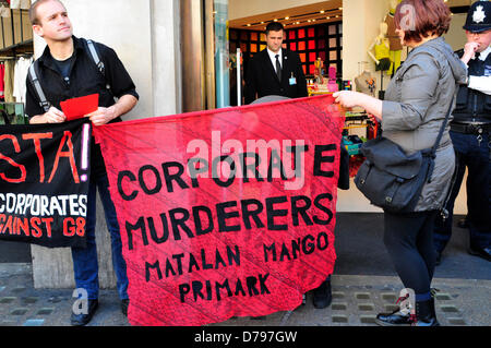 Manifestants devant United Colors of Benetton avec une bannière de la lecture de ''assassins'. Oxford Street, Londres, Royaume-Uni. Banque D'Images