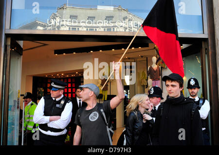 Titulaire d'un des manifestants à l'extérieur du pavillon United Colors of Benetton boutique dans Oxford Street, London, UK Banque D'Images