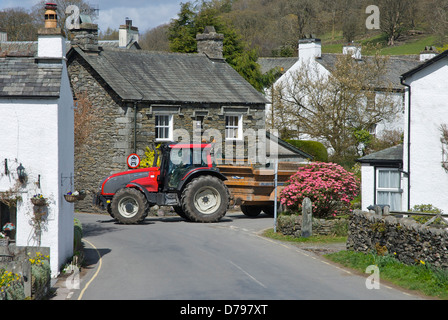 Tracteur et remorque dans le village de près de Sawrey, Parc National de Lake District, Cumbria, Angleterre, Royaume-Uni Banque D'Images