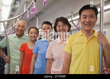 Comité permanent de la famille dans le métro, portrait Banque D'Images