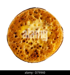 Un plat beurré crumpet grillé sur un fond blanc Banque D'Images